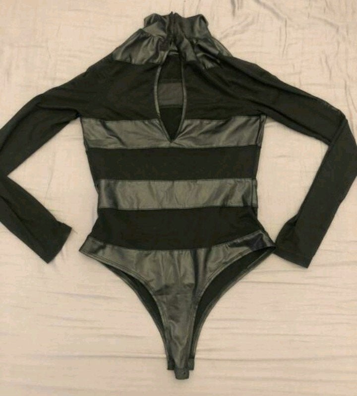 sexy body met veel mesh elementen, laklook, maat S, Overige typen, Verzenden, Zwart, Nieuw