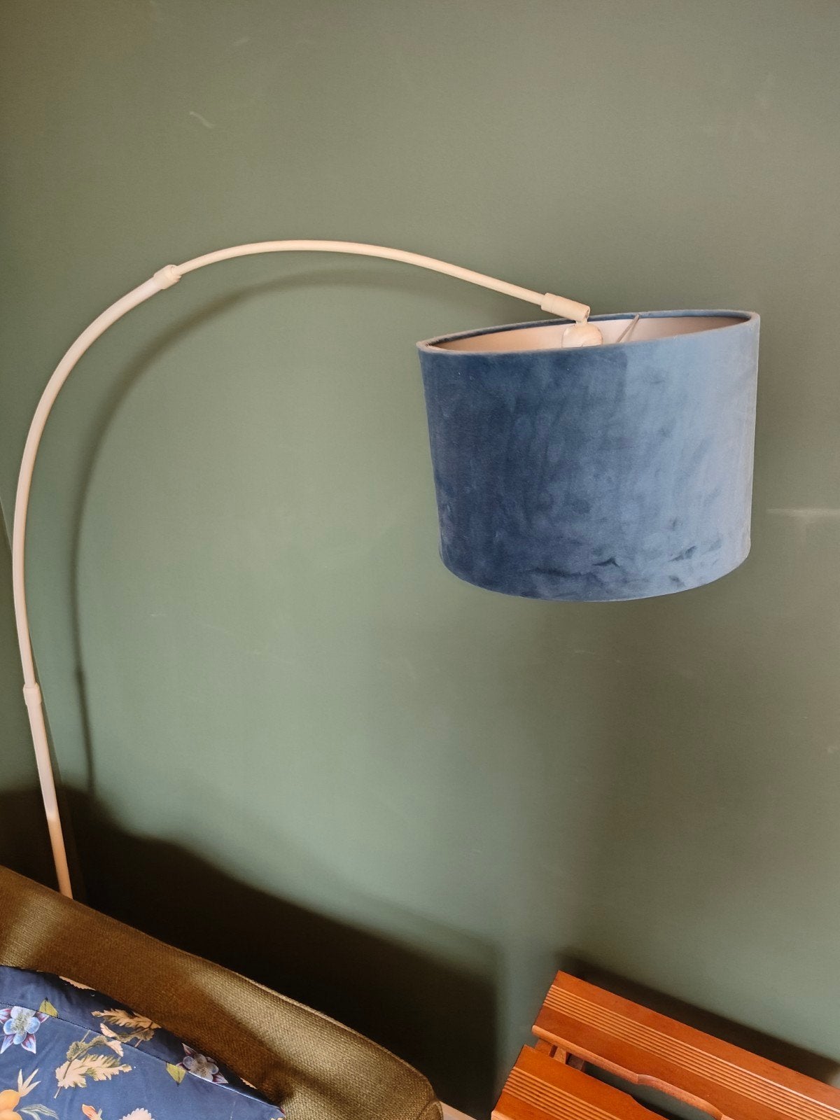 Moderne staande lamp met blauwe velours kap, Huis en Inrichting, Ophalen, Gebruikt, Modern, Scandinavisch, Metaal