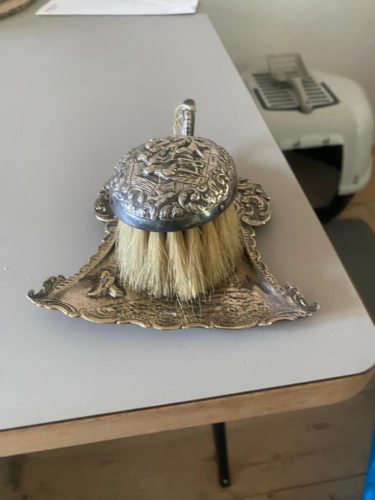Antieke  kruimelveger en blik met reliëf, Ophalen, Zilver
