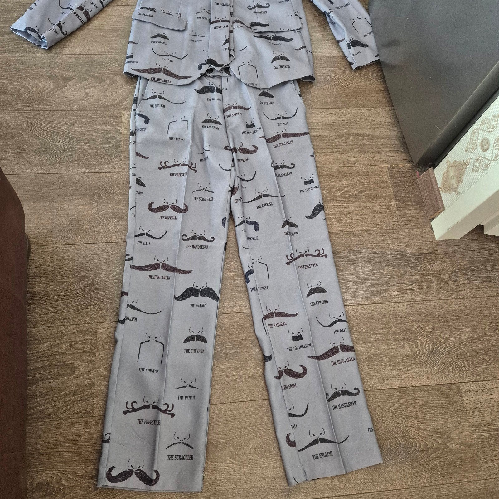 pak / Moustache snorren kostuum 3 delig - in maat M

In goed, Ophalen, Blauw