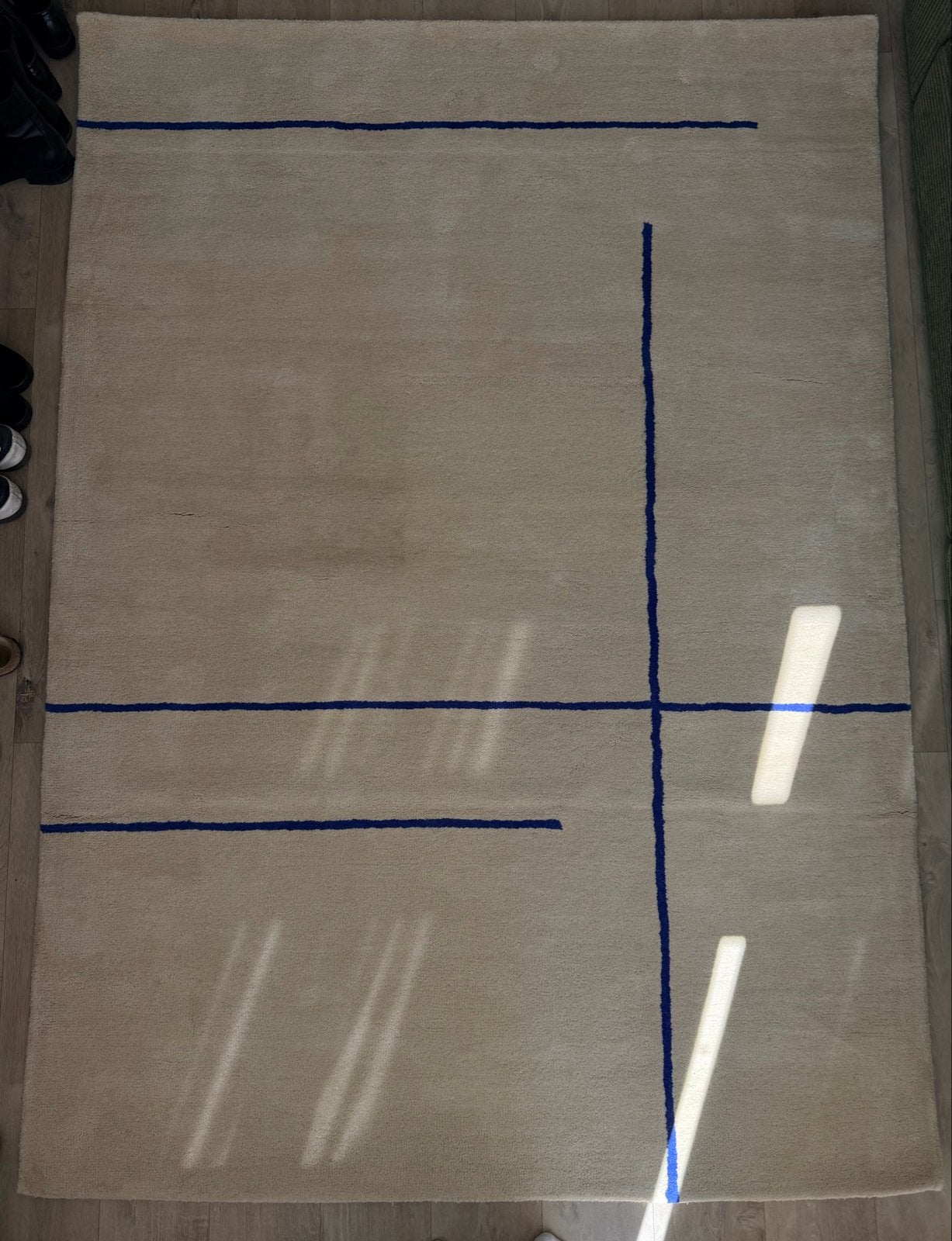 Modern wollen vloerkleed met blauwe lijnen - 170x240 cm, Huis en Inrichting, Stoffering | Tapijten en Kleden, Nieuw, 150 tot 200 cm