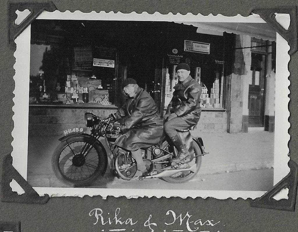 Den Haag Max & Rika op de Motor 1934 voor De Gruyter winkel, Antiek en Kunst, Ophalen of Verzenden, Foto, Fotografie, Handgemaakt
