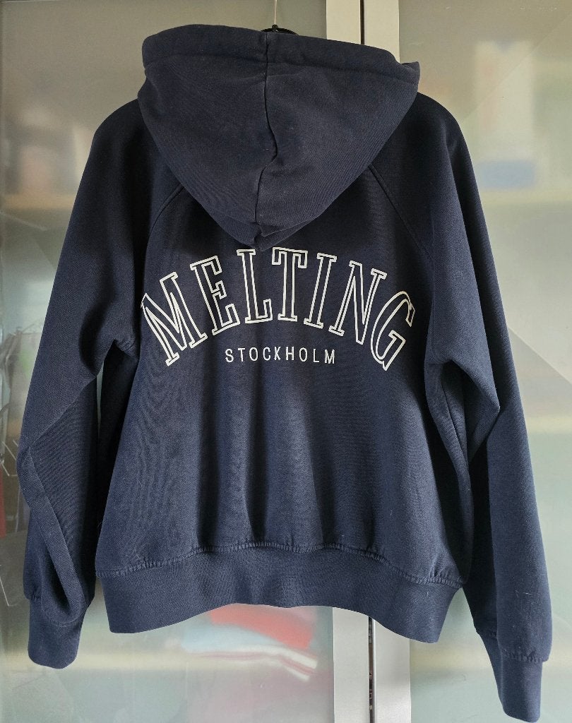Donkerblauwe hoodie van Melting Stockholm valt als maat M, Kleding | Dames, Truien en Vesten, Maat 38/40 (M), Blauw, Ophalen of Verzenden