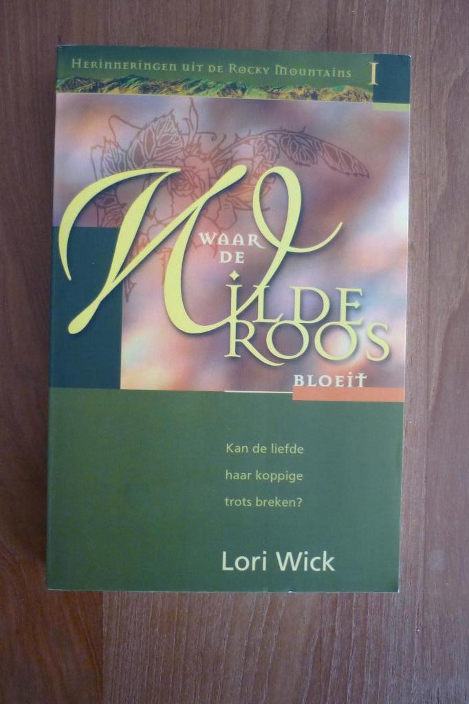Chr. Roman Lori Wick '' WAAR DE WILDE ROOS BLOEIT '' (1), Boeken, Ophalen of Verzenden, Gelezen, Lori Wick, Christendom | Protestants