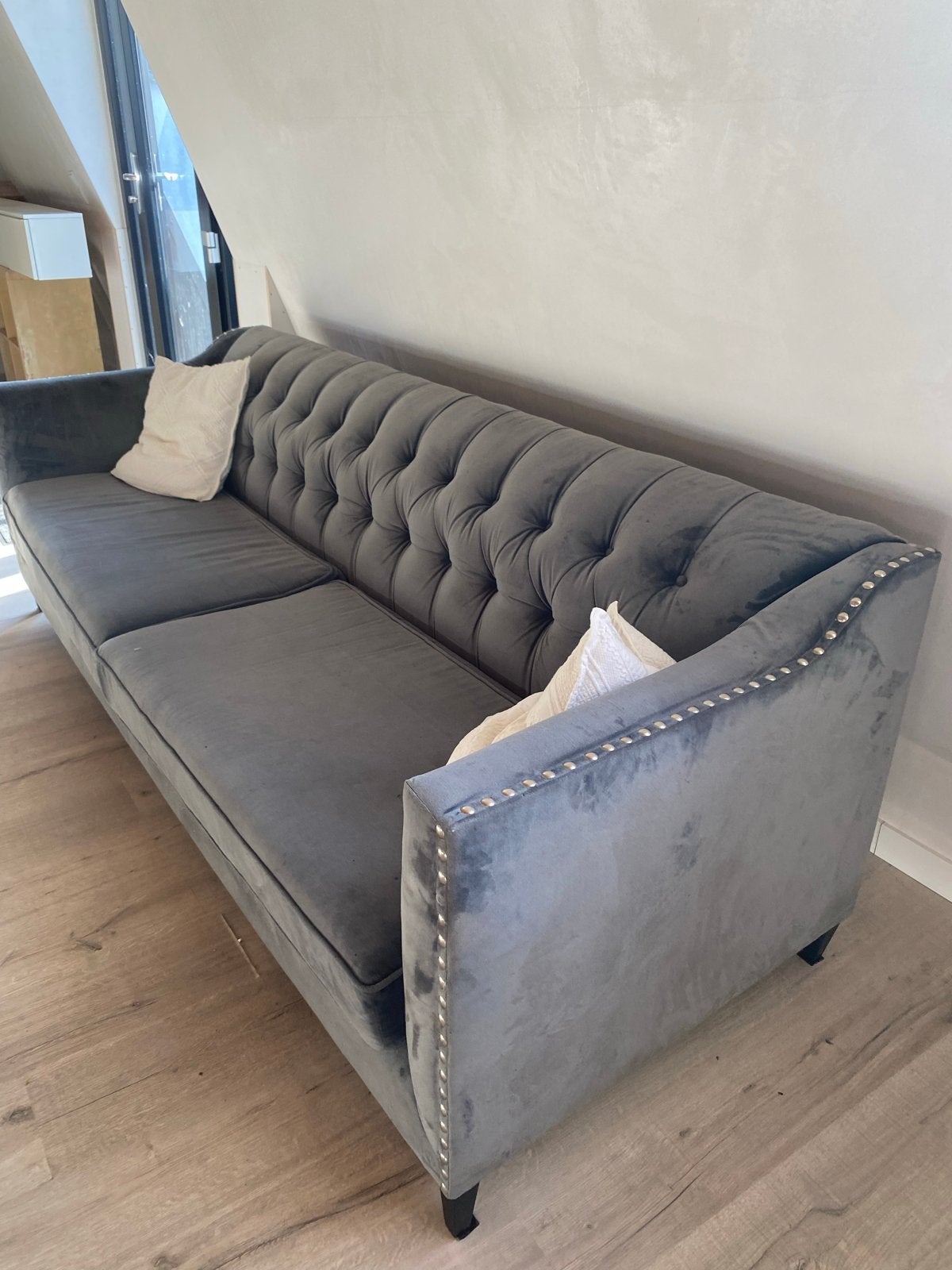 Stijlvolle grijze bank met chesterfield-details, Ophalen, Gebruikt, Driepersoons, 75 tot 100 cm