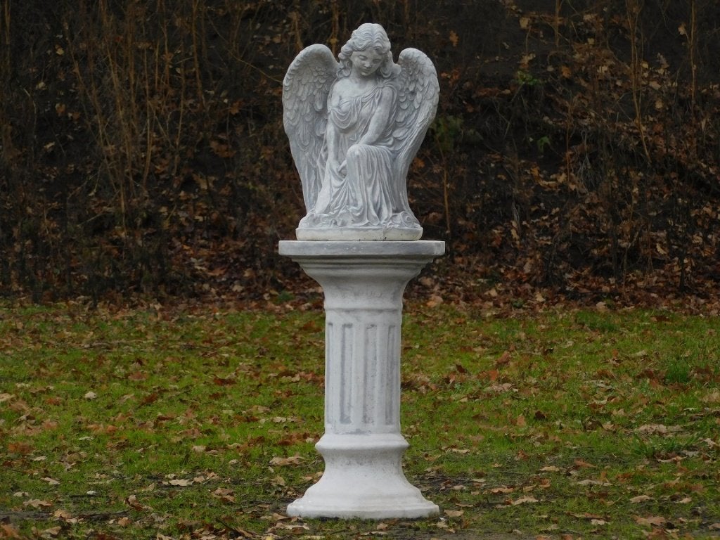 Mooie engel op zuil, vol steen, een echte eye-catcher!, Tuin en Terras, Tuinbeelden, Nieuw, Engelenbeeld, Steen, Ophalen of Verzenden