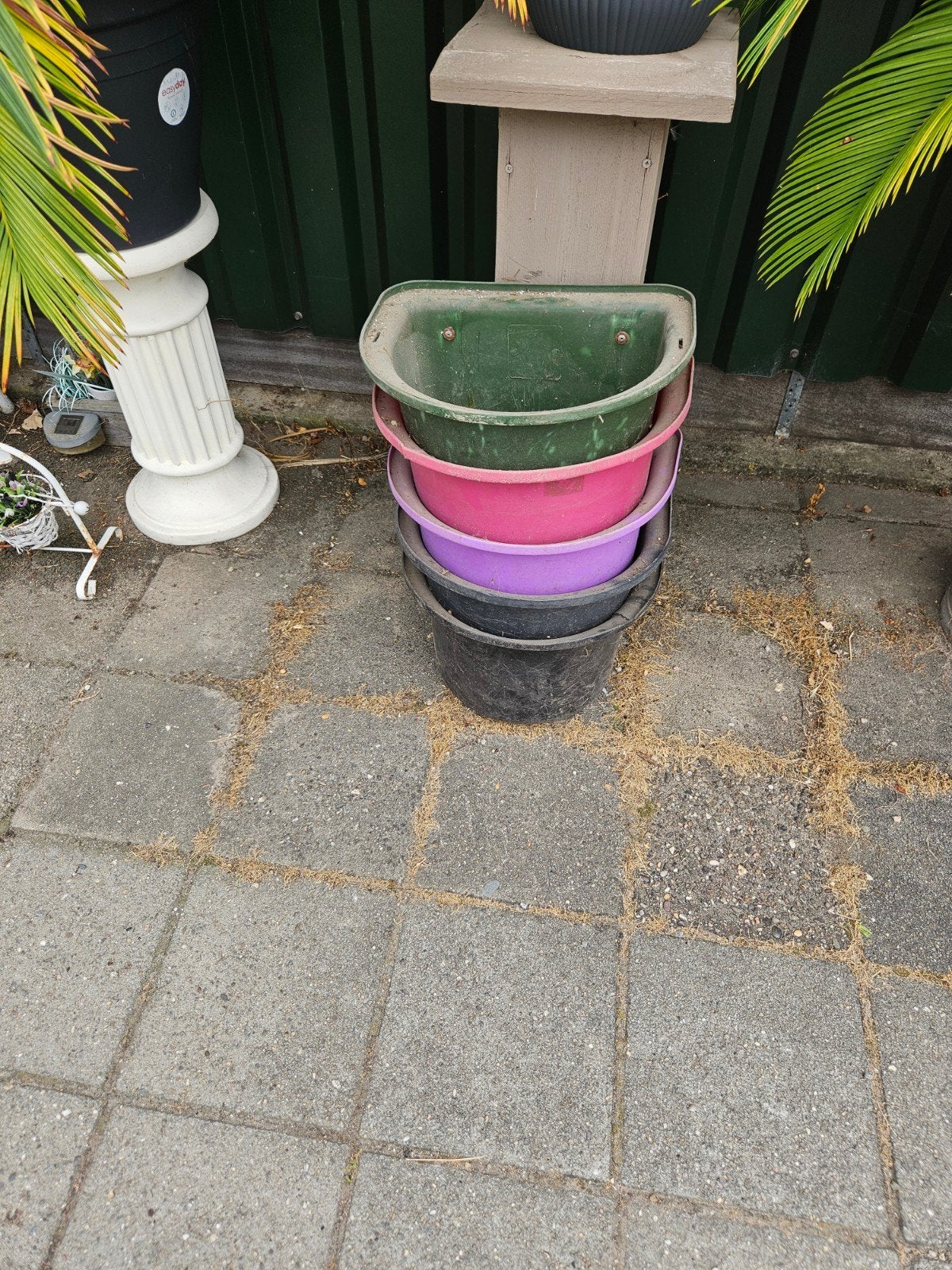 Paarden voerbakken, Ophalen