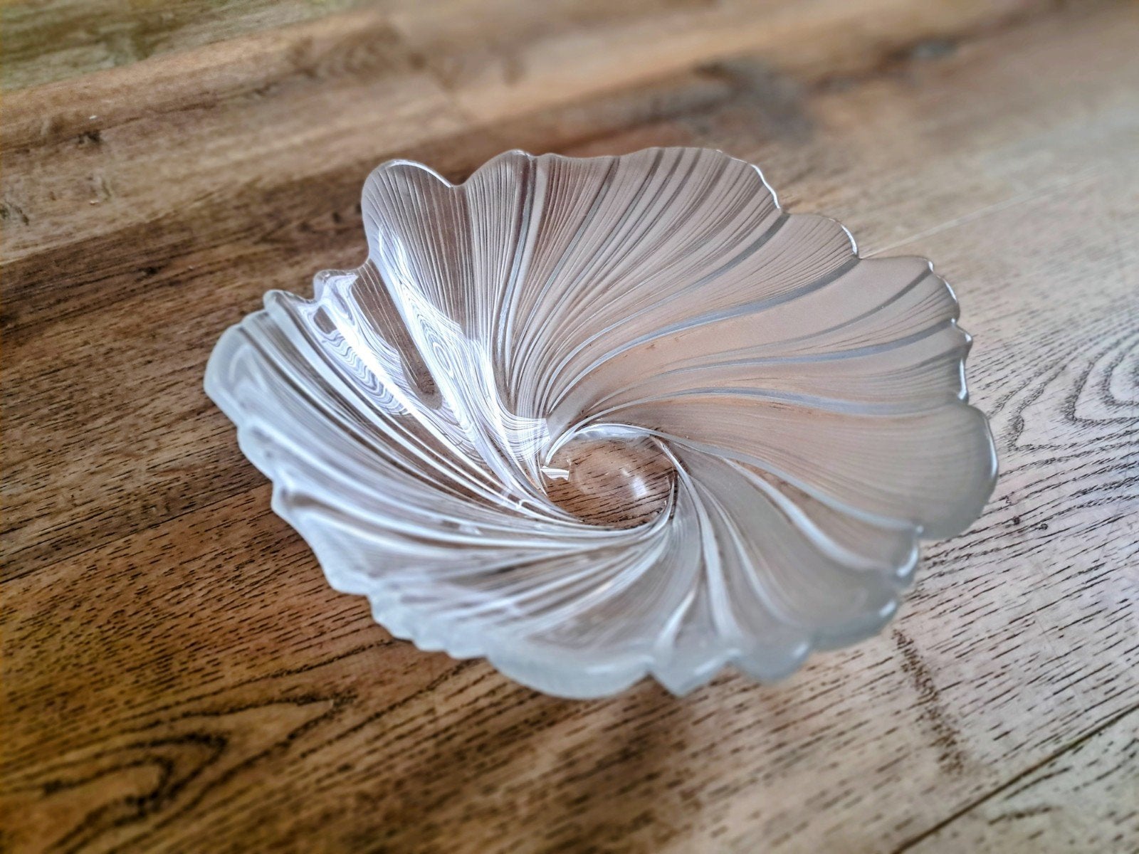 Vintage Mikasa Spun Silk glazen schaal 24cm Frosted Swir, Ophalen of Verzenden