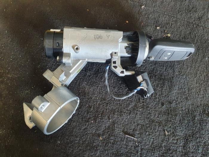 Kontaktslot + Sleutel van een Opel Corsa, Gebruikt, -, -, Opel