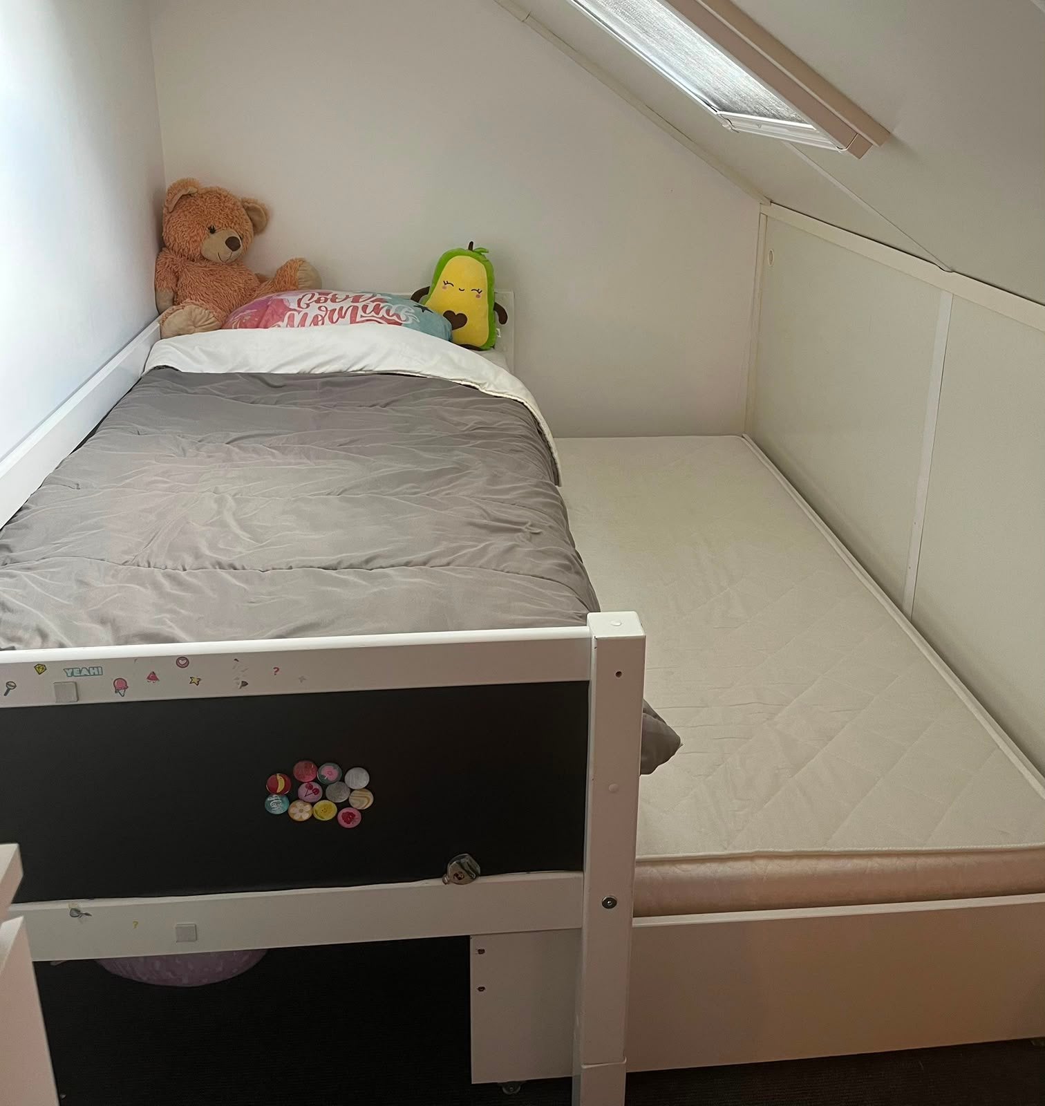 Eenpersoons bed met onderschuifbed en lades, Ophalen, 85 tot 100 cm, Zo goed als nieuw, Matras