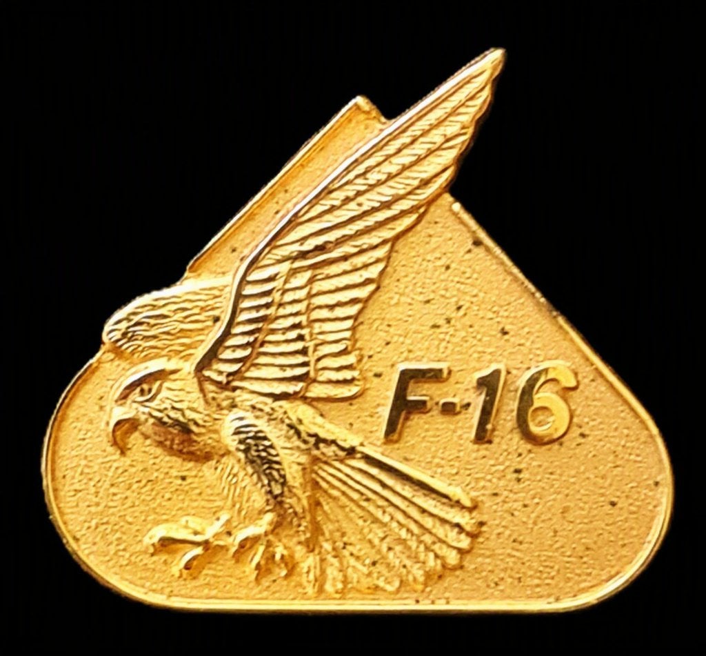 F-16 straaljager pin- goudkleur, Verzenden, Nieuw, Transport, Speldje of Pin