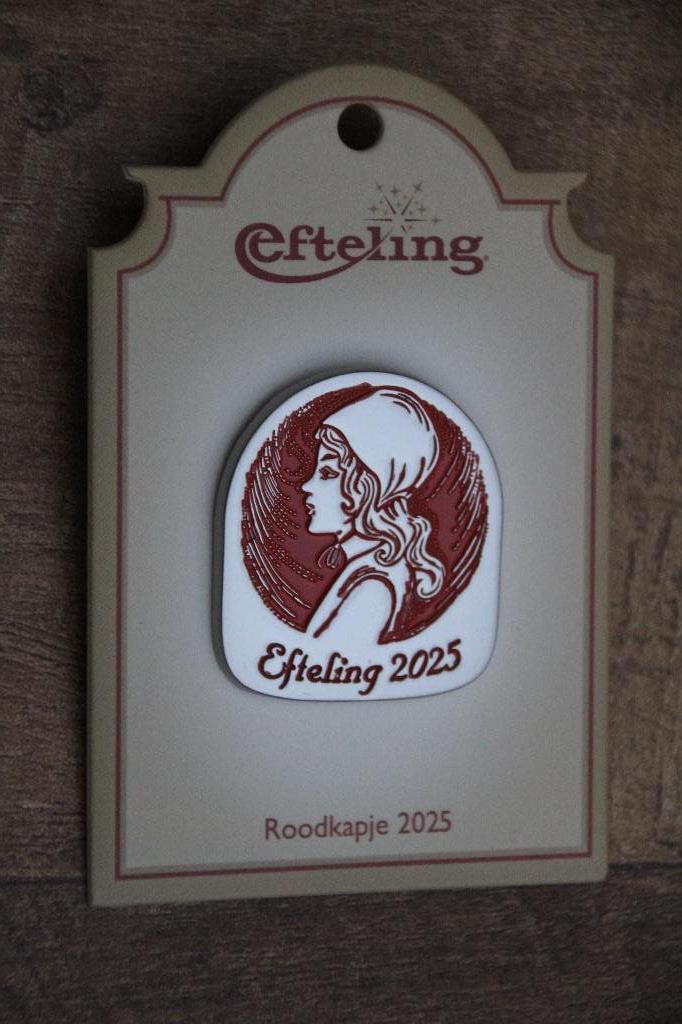 efteling pin  jaar pin 2025 roodkapje, Ophalen of Verzenden, Nieuw, Button of Speldje