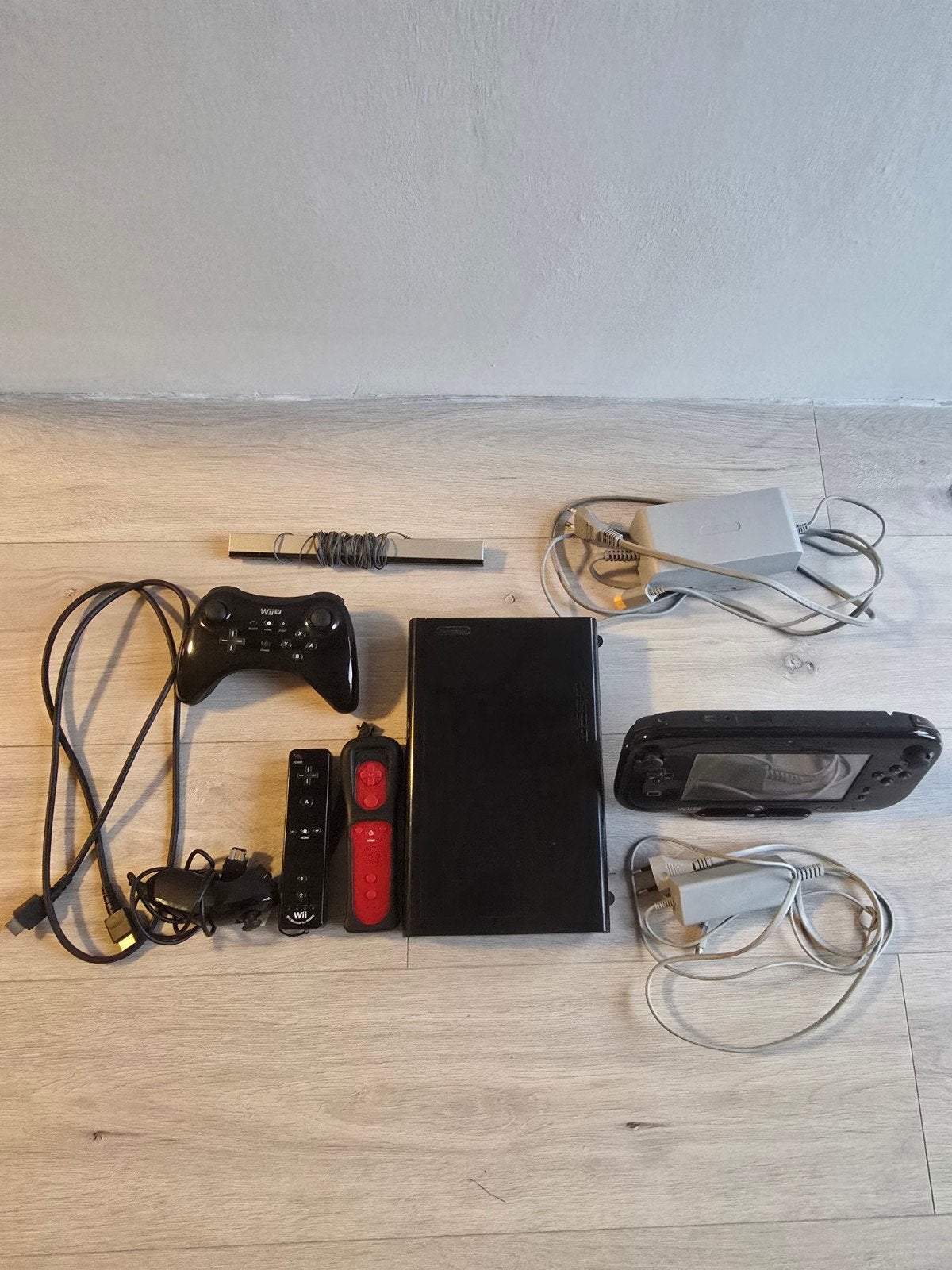 Wii U Zwart met controllers en accessoires, Spelcomputers en Games, Ophalen of Verzenden, Gebruikt, Met 3 controllers of meer