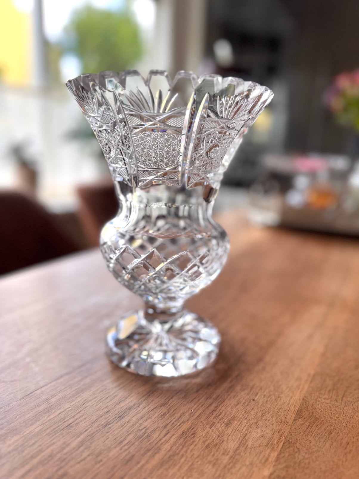 Zware loodkristallen vaas ,klassieke kelkvorm op ronde voet, Ophalen of Verzenden, Zo goed als nieuw, Met patroon/structuur, 23 cm