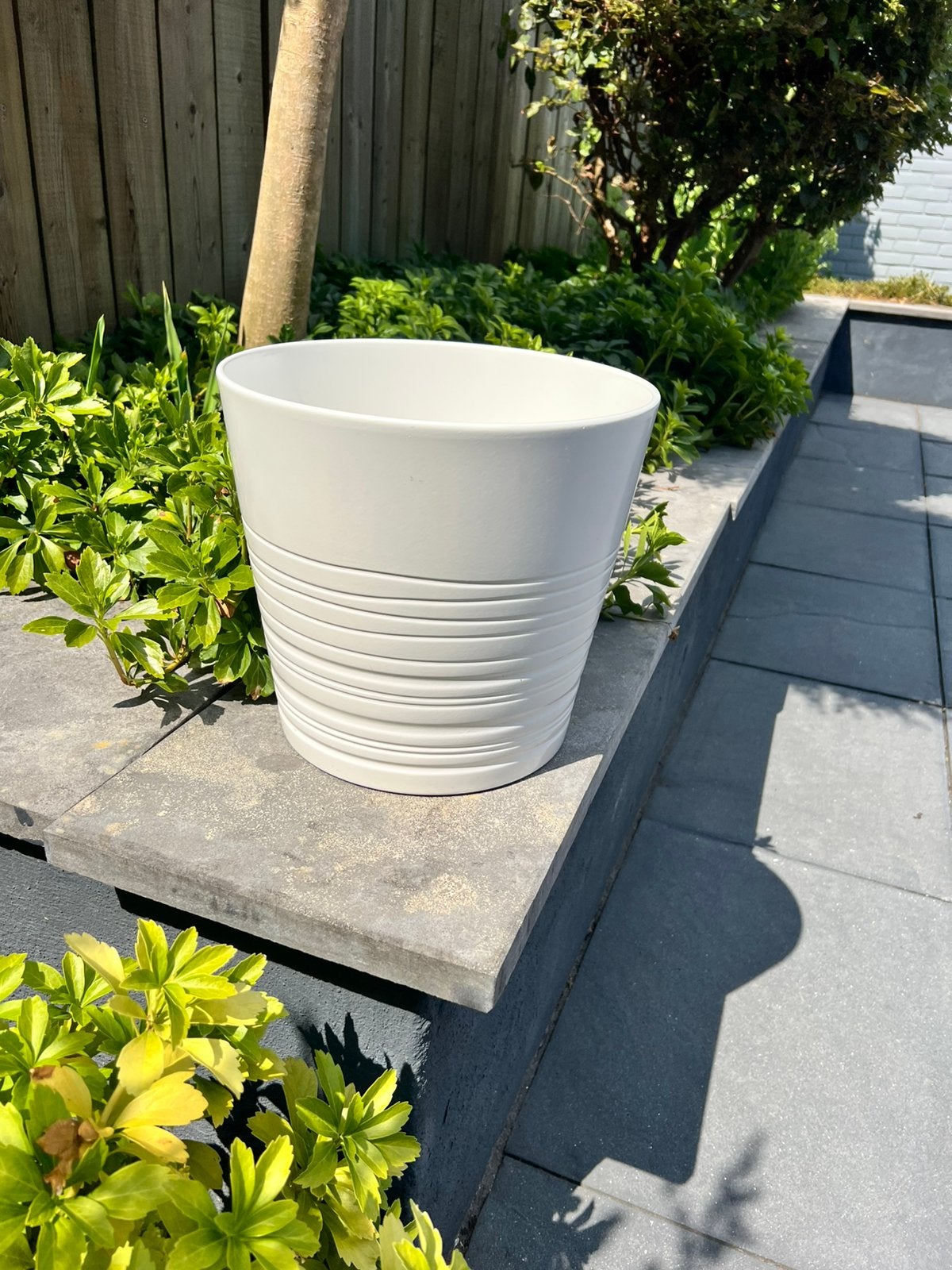 Grote witte bloempot 26x28, Tuin en Terras, Bloempotten, Ophalen, Steen, Rond, Zo goed als nieuw
