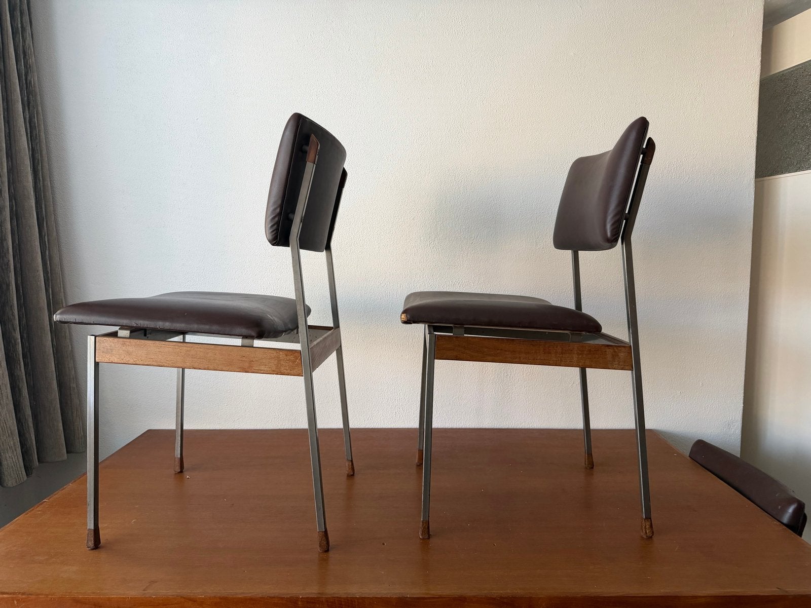 Set 4 vintage stoelen (bruin skai) + tafel jaren 60, Huis en Inrichting, Stoelen, Gebruikt, Bruin, Ophalen of Verzenden, Vier