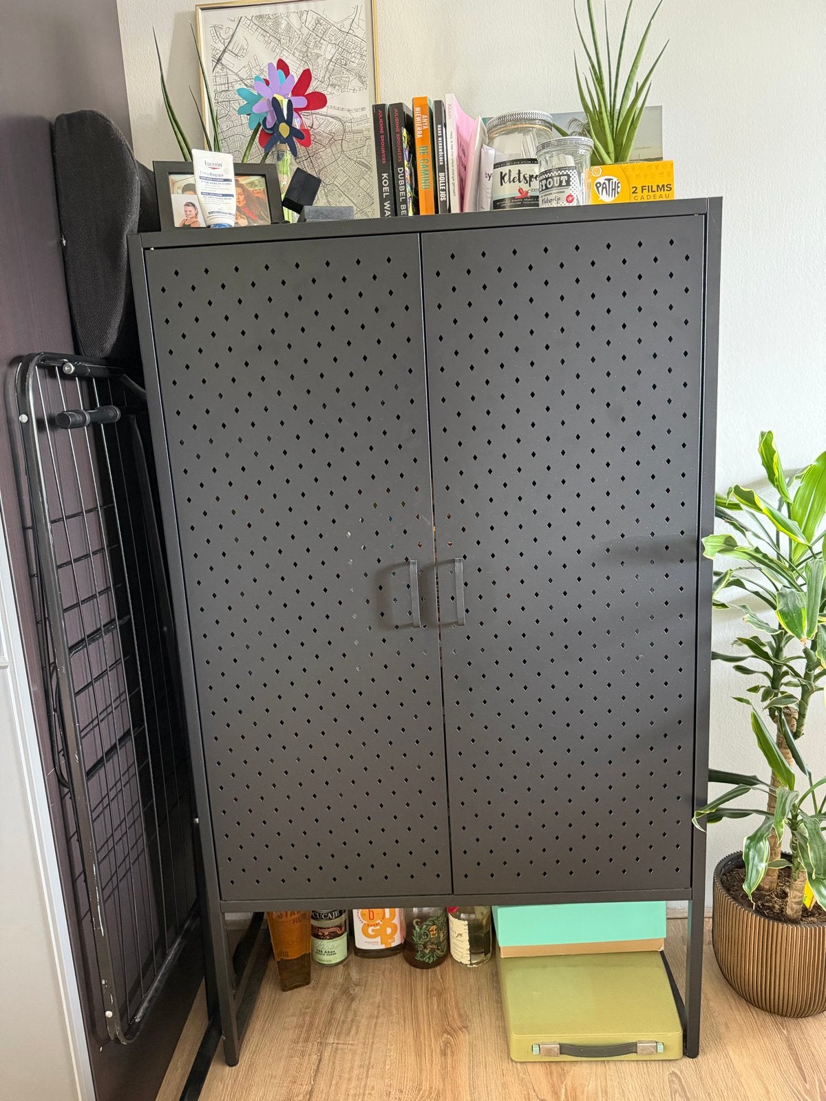 Zwart metalen kast met geperforeerde deuren, 3 jaar oud, Ophalen, Gebruikt, 100 tot 150 cm, 50 tot 100 cm