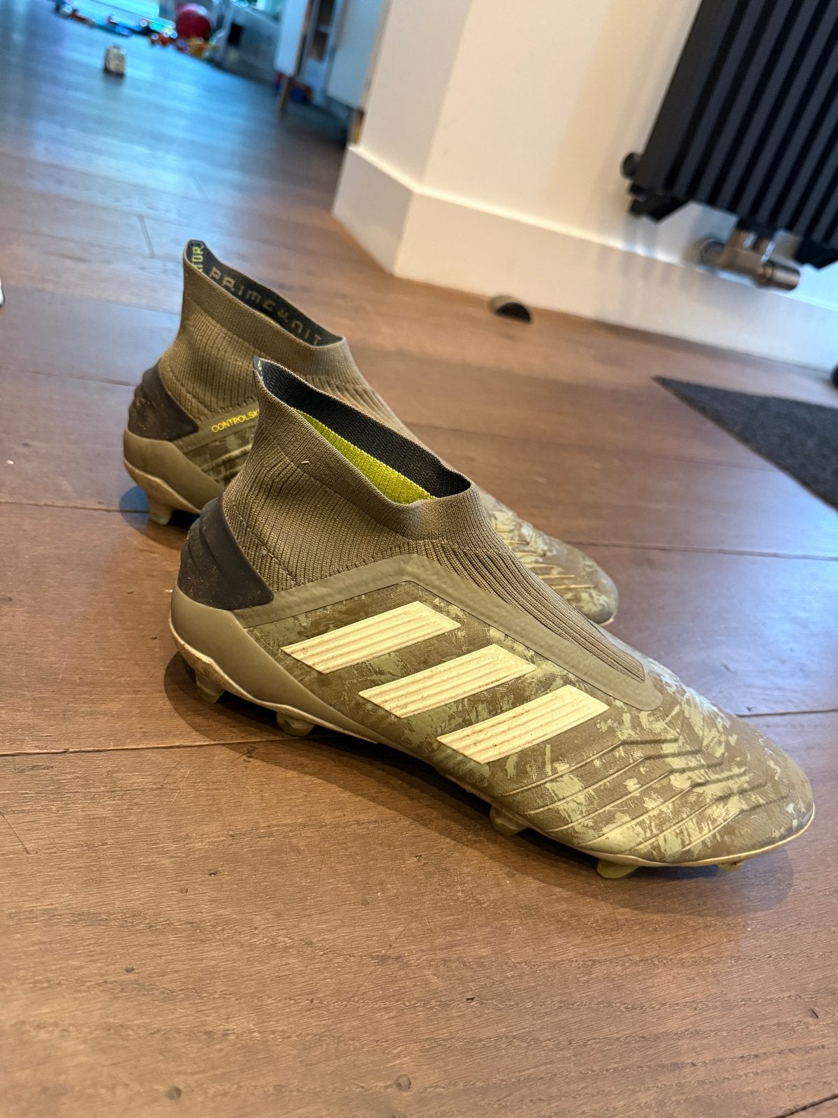 Adidas Predator 19.1 AG "Olive Green Black" FV6413 - Maat 44, Ophalen, Zo goed als nieuw, Schoenen
