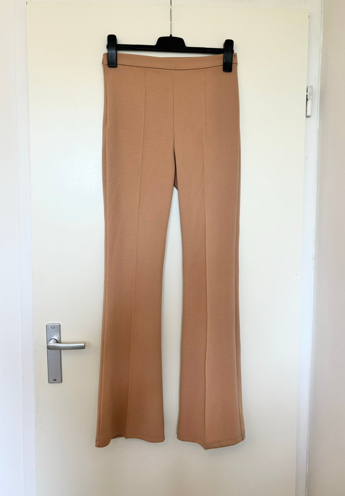IVIVI flare pantalon maat M camel beige • stretch broek, Maat 38/40 (M), Beige, Ophalen of Verzenden, Zo goed als nieuw