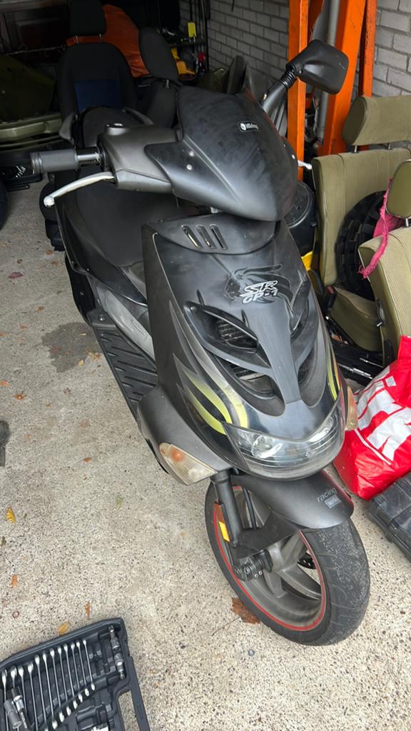 Aprilia sr 50, Fietsen en Brommers, Ophalen, Gebruikt, Maximaal 45 km/u, Benzine