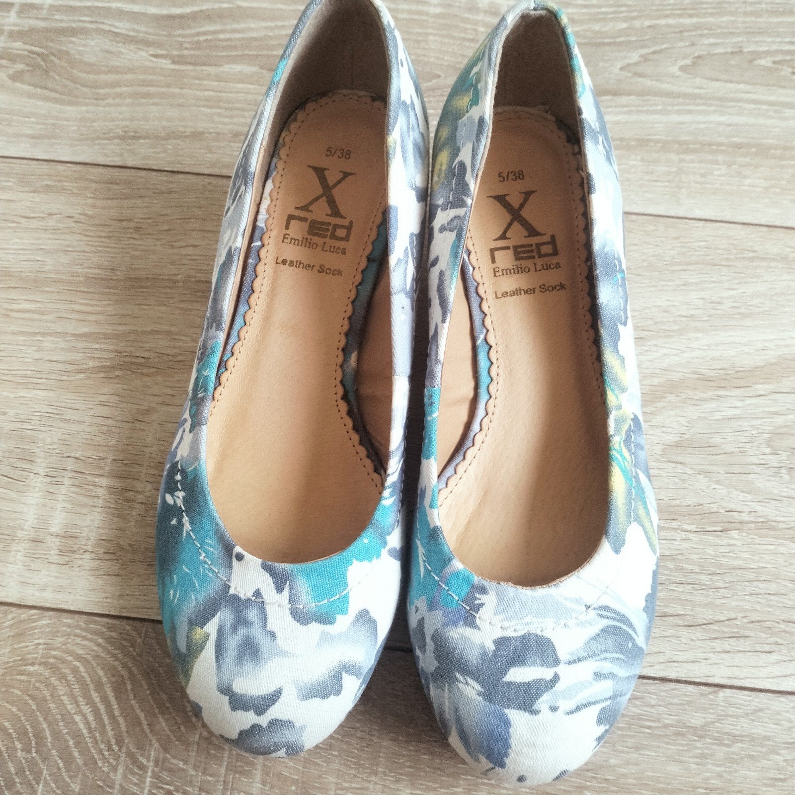 x red Emilio Luca schoenen mt 38 met sleehakken blauw wit, Kleding | Dames, Schoenen, Blauw, Instappers, X red Emilio luca, Ophalen of Verzenden