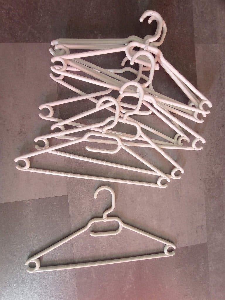 Tien kleerhangers, Ophalen of Verzenden, Zo goed als nieuw, Kunststof, Volwassenen