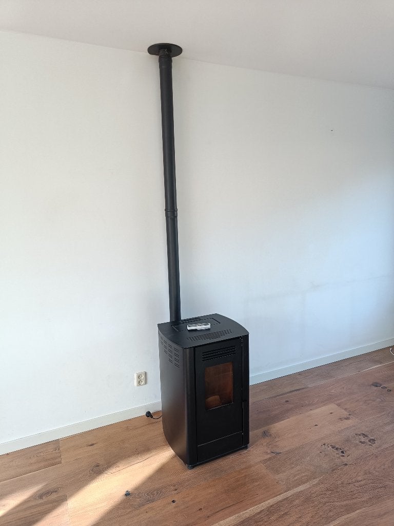 Julia Next pelletkachel 8 KW zeer goede staat, Ophalen, Overige brandstoffen, Zo goed als nieuw, Pelletkachel