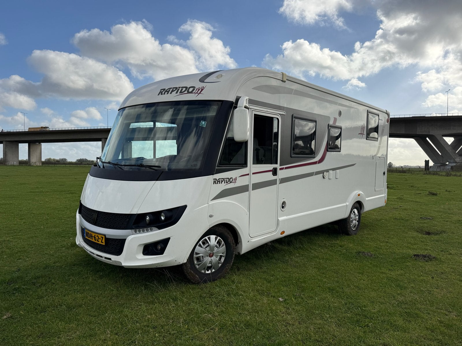 Rapido 855F ~ 28000km ~ 150pk  ~ Airco ~ 6.96meter, Caravans en Kamperen, Integraal, Ringverwarming, Fiat, 6 tot 7 meter