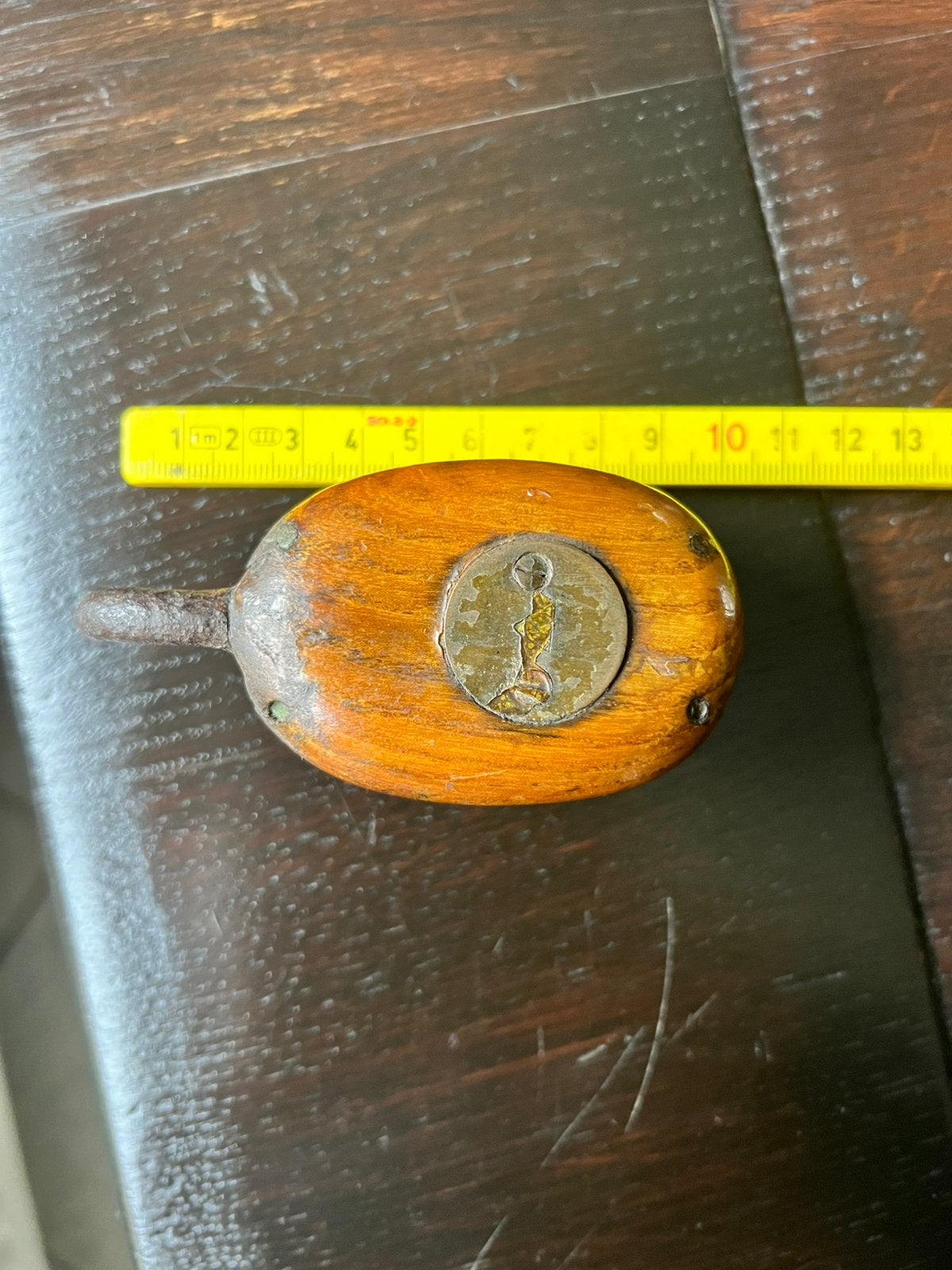 Antieke houten katrol met metalen wiel, Ophalen