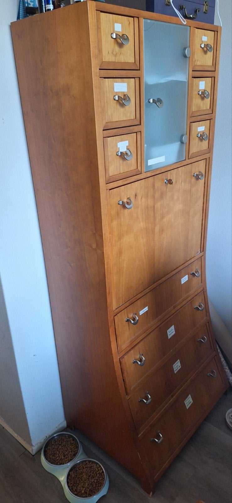 Massief houten kast met handige laadjes., Ophalen, Gebruikt, 25 tot 50 cm