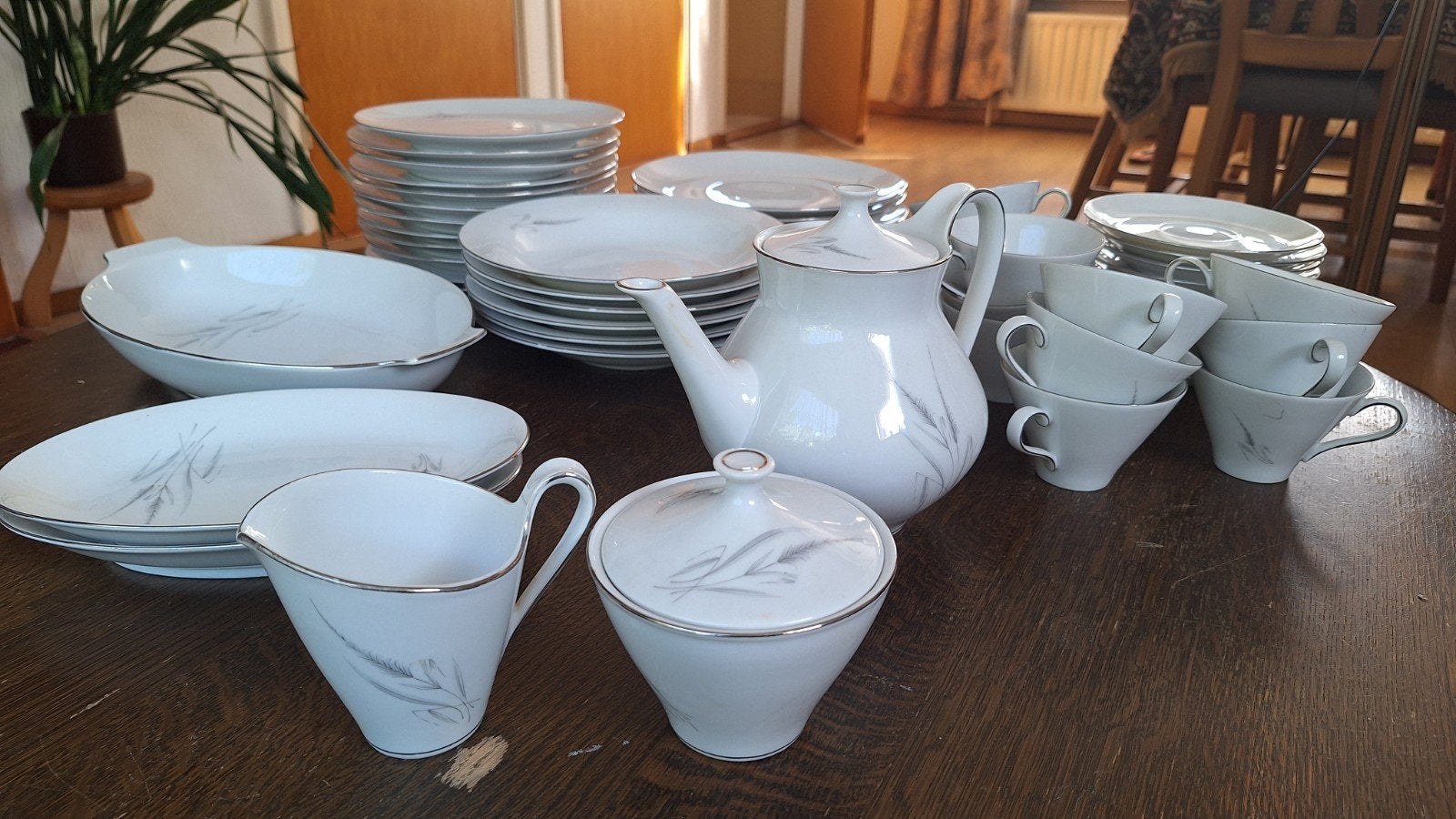 Wit servies met zilveren rand en grijs decor, Huis en Inrichting, Keuken | Servies, Ophalen, Gebruikt, Klassiek, Porselein