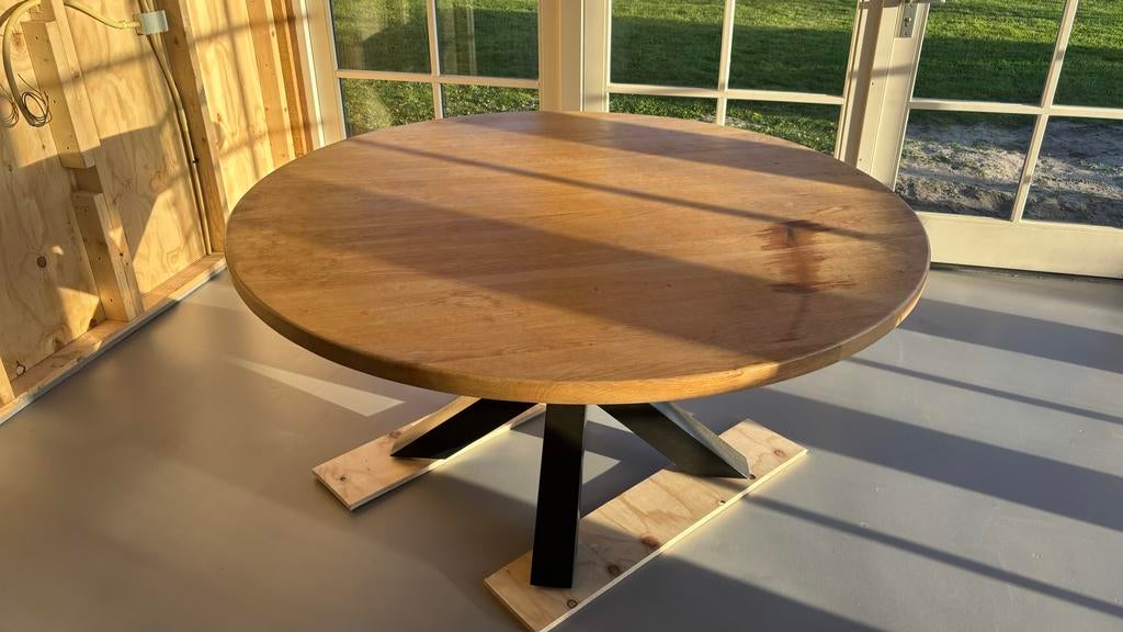 Ronde eikenhouten eettafel 158cm met zwart metalen onderstel, Huis en Inrichting, Tafels | Eettafels, Ophalen, Gebruikt, 100 tot 150 cm