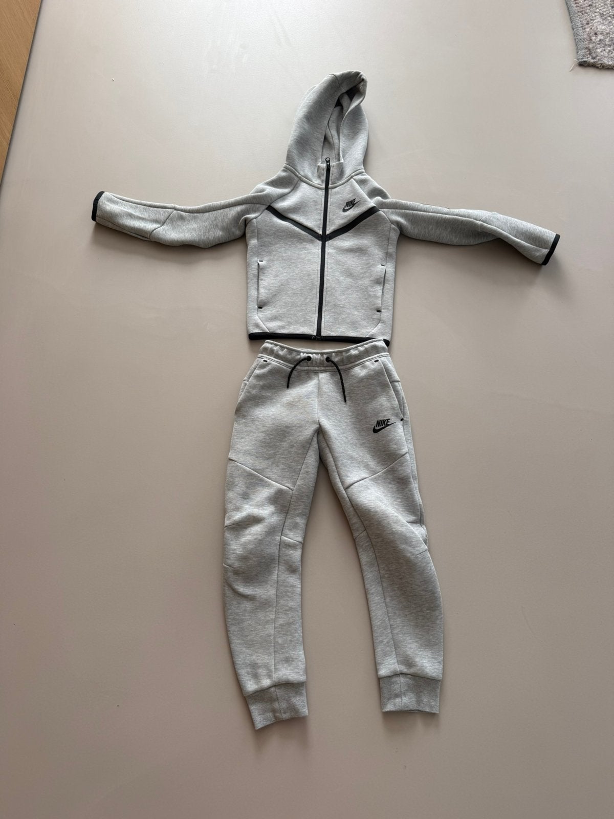 Nike tech fleece pak, maat 122-128, Ophalen, Zo goed als nieuw, Jongen of Meisje