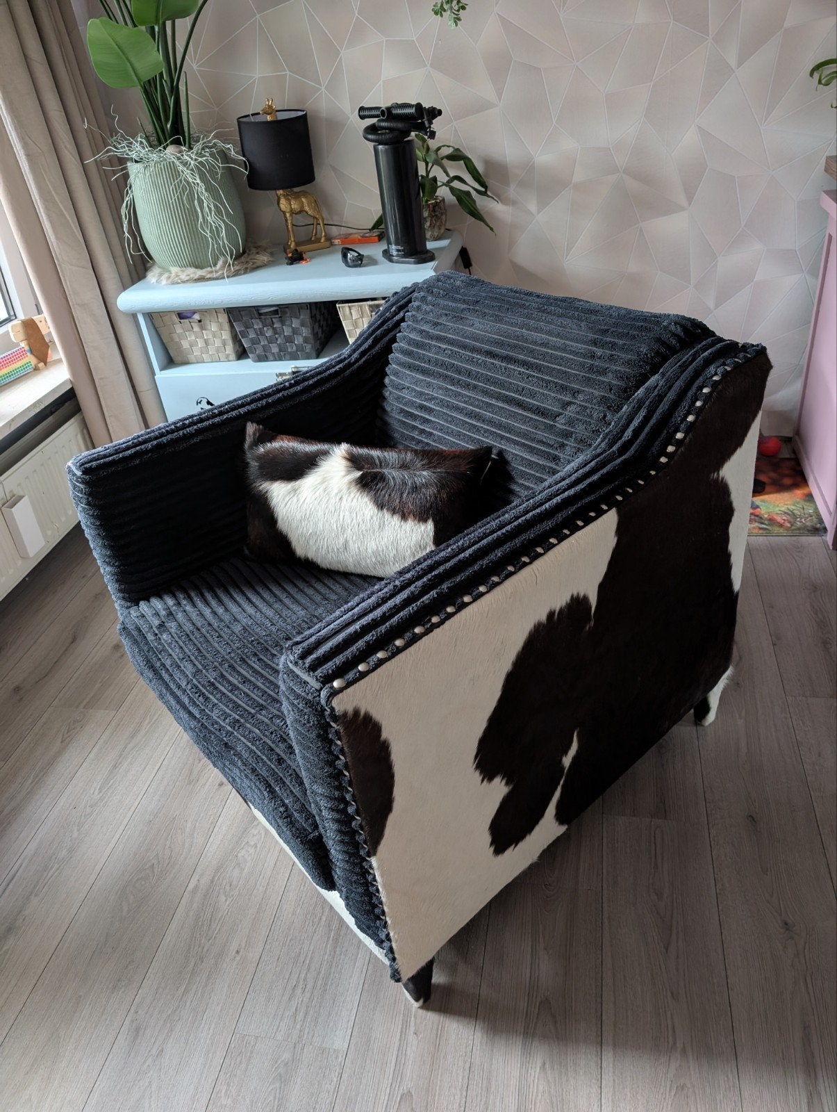 Unieke fauteuil: koeienhuid & zwarte ribstof + kussen, Ophalen, Modern, Landelijk, Uniek, 75 tot 100 cm, Zo goed als nieuw