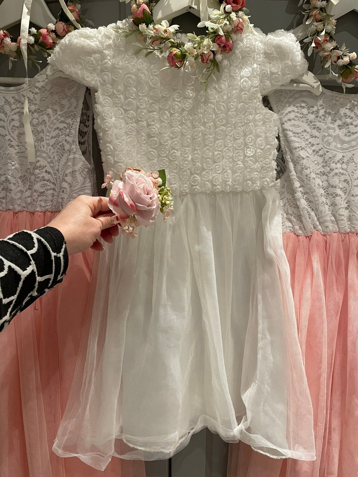 Witte feestjurk met roosjes en tule voor meisjes maat 128, Kinderen en Baby's, Kinderkleding | Maat 128, Ophalen of Verzenden