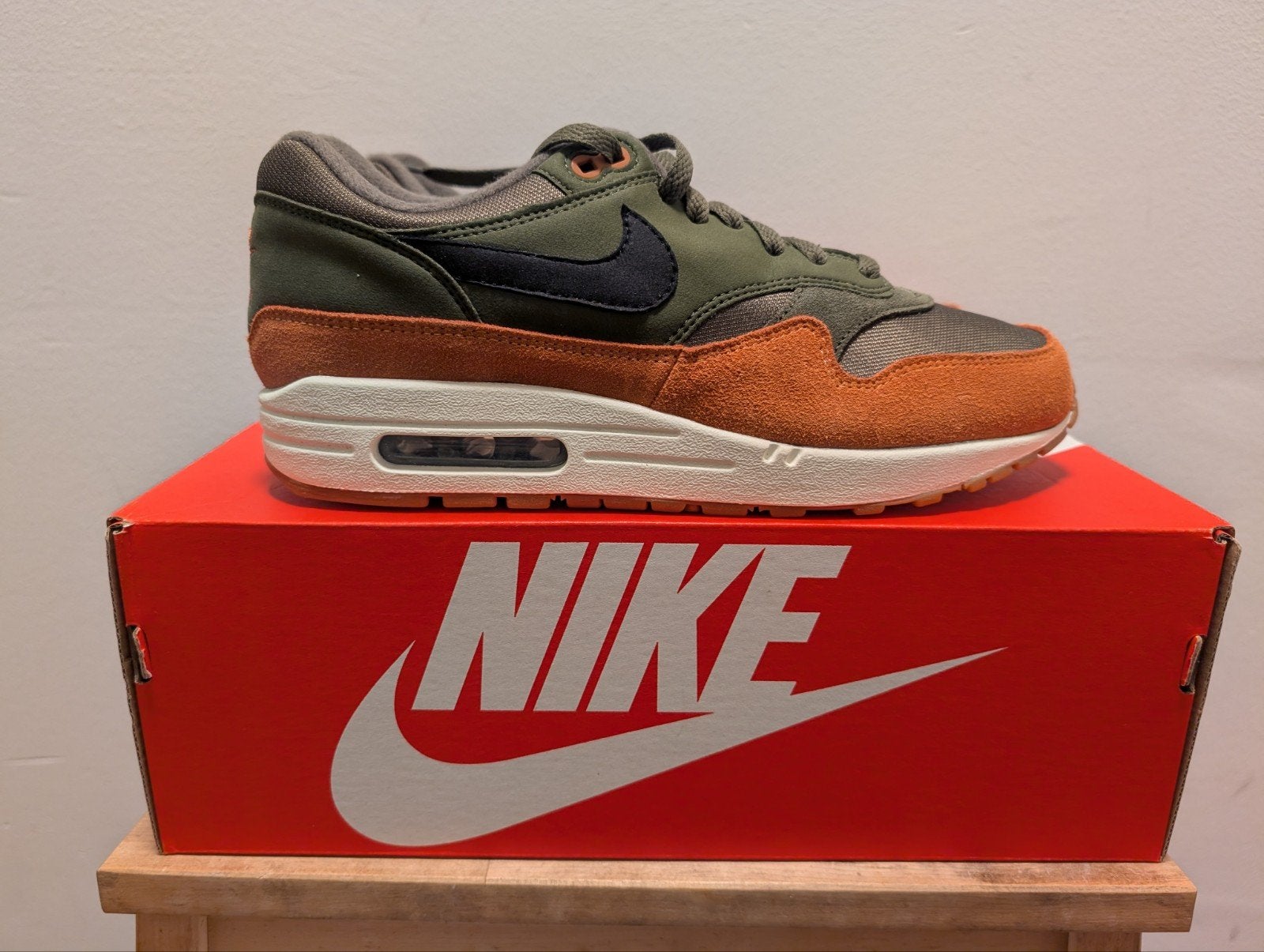 Nike Air Max 1 Olive Canvas Dark Russet 43, Nike air max, Overige kleuren, Nieuw, Ophalen of Verzenden