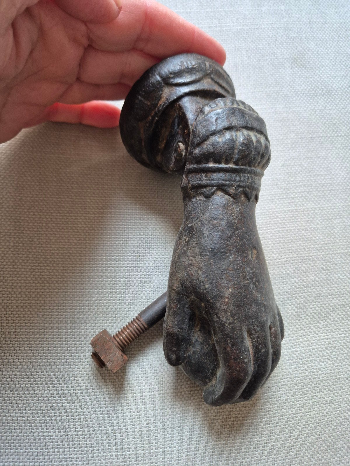 oude smeedijzeren deurklopper handje met bal, Ophalen of Verzenden