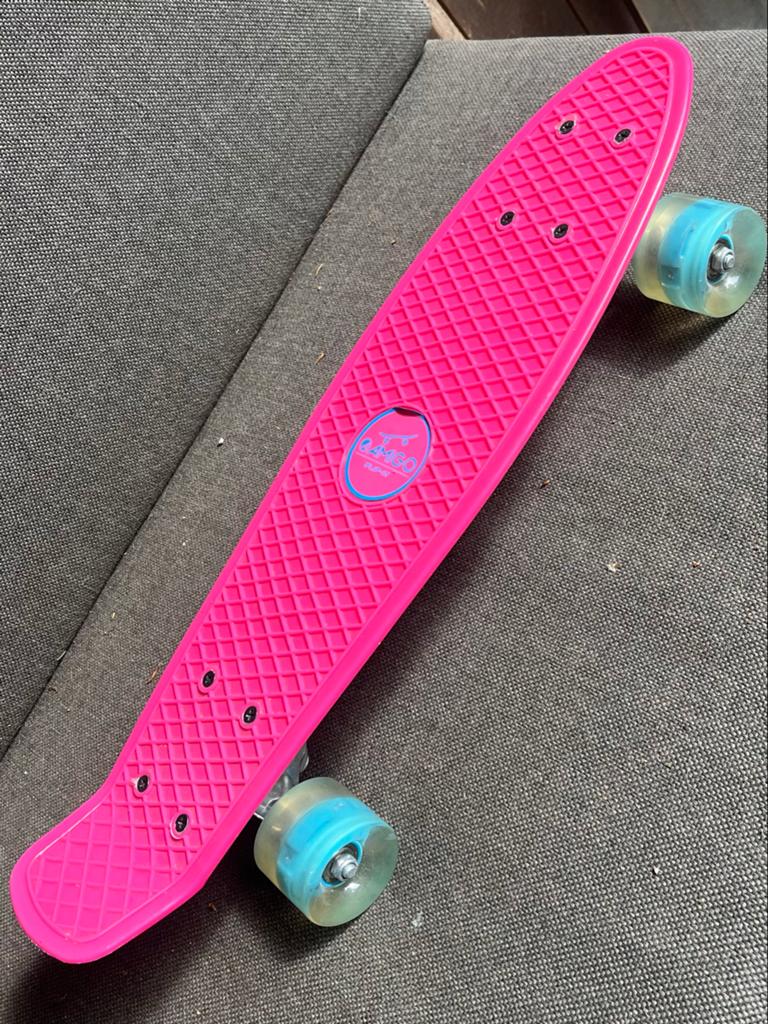 Roze Amigo Skateboard met RGB wielen, Sport en Fitness, Skateboarden, Ophalen of Verzenden, Zo goed als nieuw, Skateboard