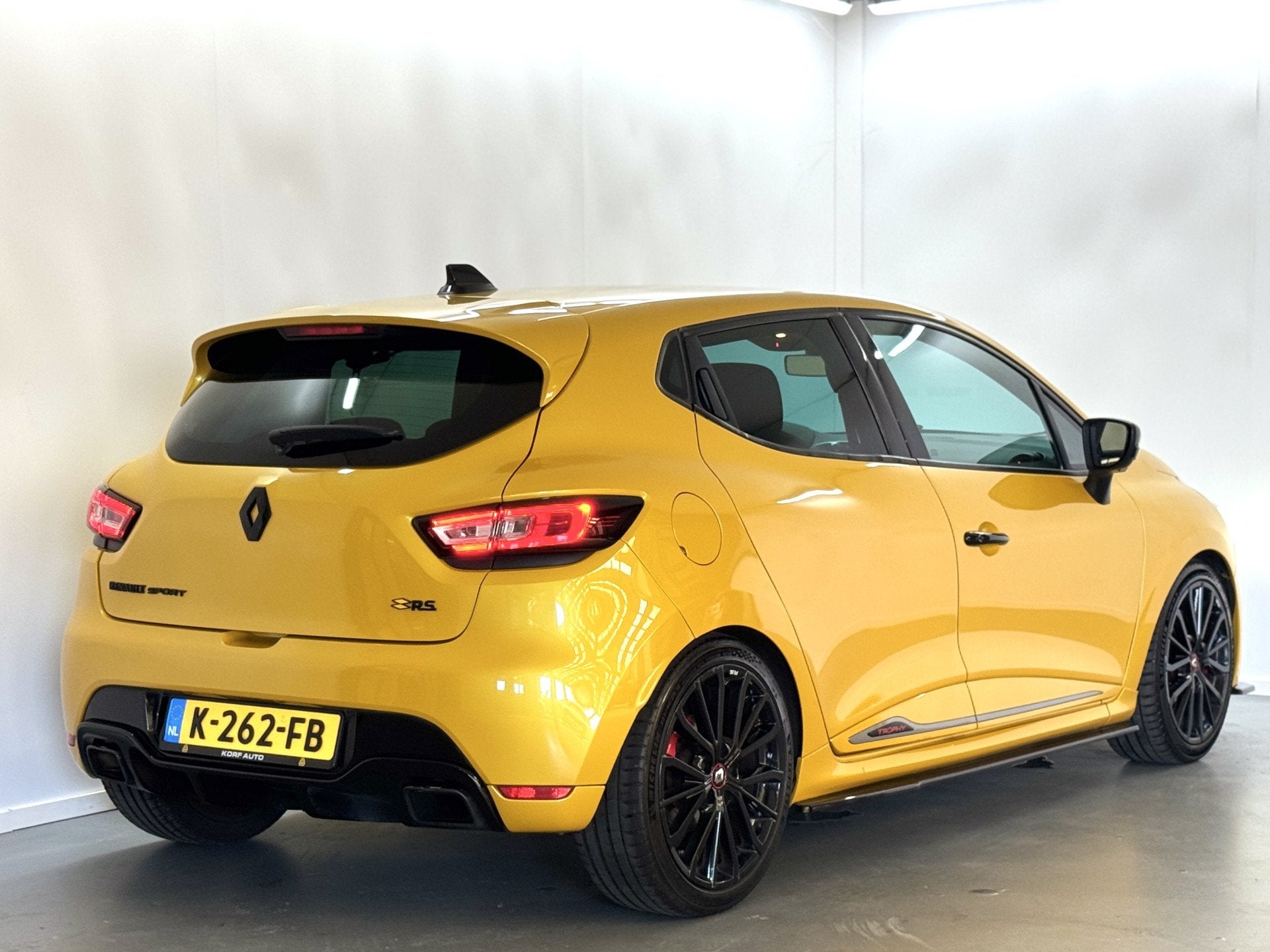 Renault Clio 1.6 R.S. Trophy 220PK / Akrapovic / Keyless / C, Gebruikt, 4 cilinders, Automatische klimaatregeling, Geel