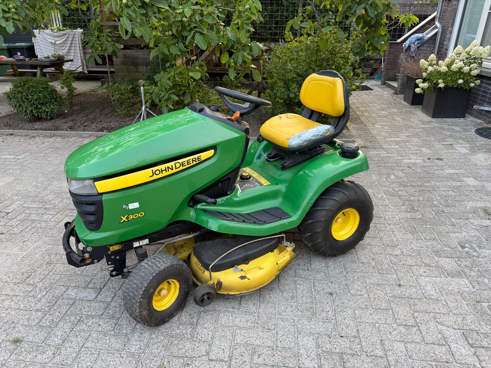 John Deere X300 Zitmaaier - Krachtig en Betrouwbaar, Ophalen, Cirkelmaaier, Gebruikt, Benzine-grasmaaier