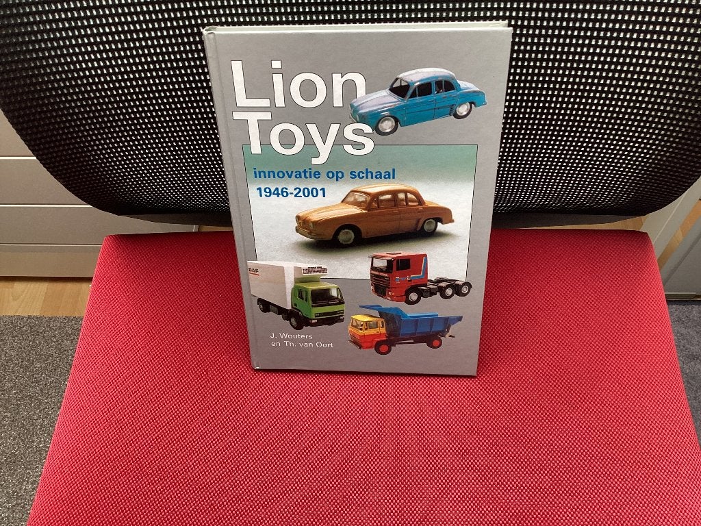 Lion Toys boek  Innovatie op schaal, in nieuwstaat., Ophalen of Verzenden, Zo goed als nieuw, Bus of Vrachtwagen, Lion Toys