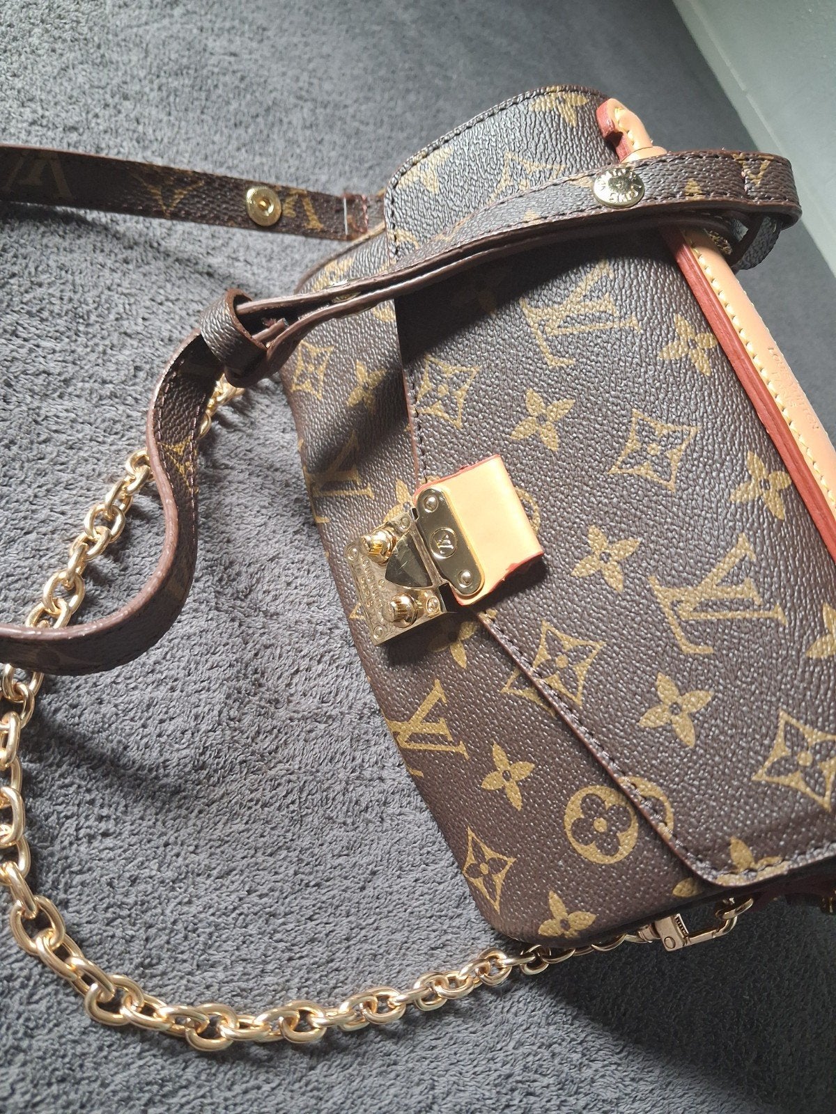 Louis Vuitton Schoudertasje - Zo goed  nieuw, Ophalen of Verzenden, Zo goed als nieuw, Bruin, Schoudertasje
