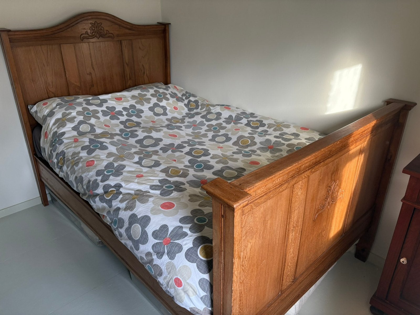 Antiek Frans houten bed met houtsnijwerk en spiraalbodem, Ophalen