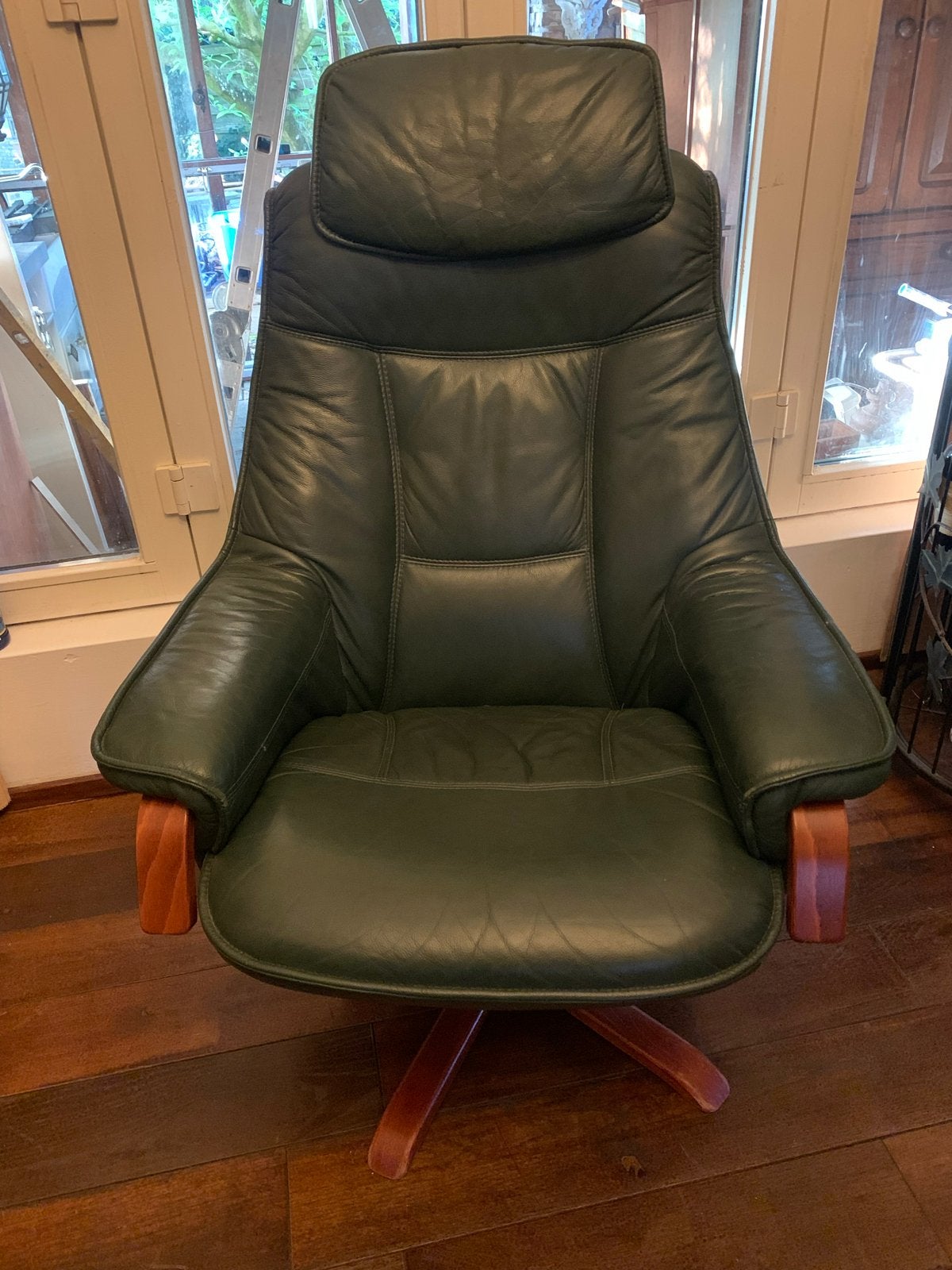 Groene leren fauteuil met houten onderstel, Huis en Inrichting, Gebruikt, Overige kleuren, Leer, Ophalen of Verzenden