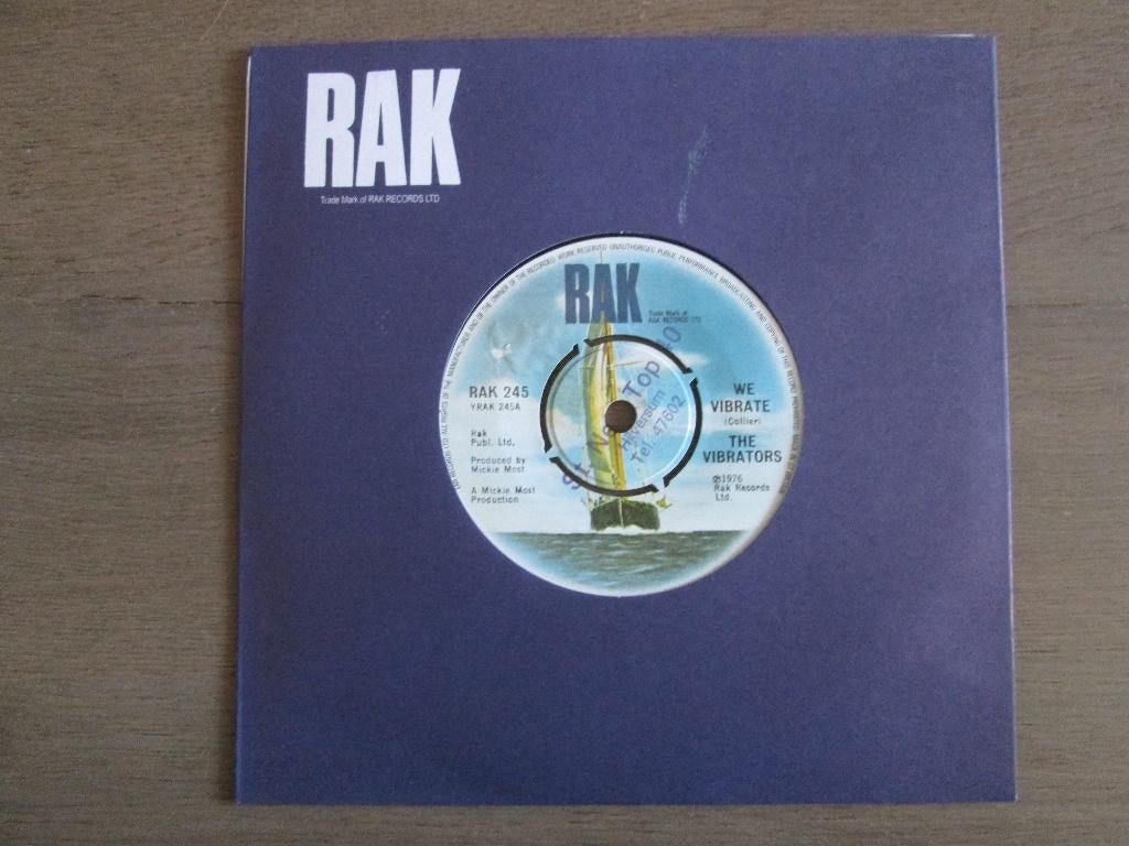 The Vibrators - We Vibrate / Whips And Furs, 7 inch, Single, Ophalen of Verzenden, Zo goed als nieuw
