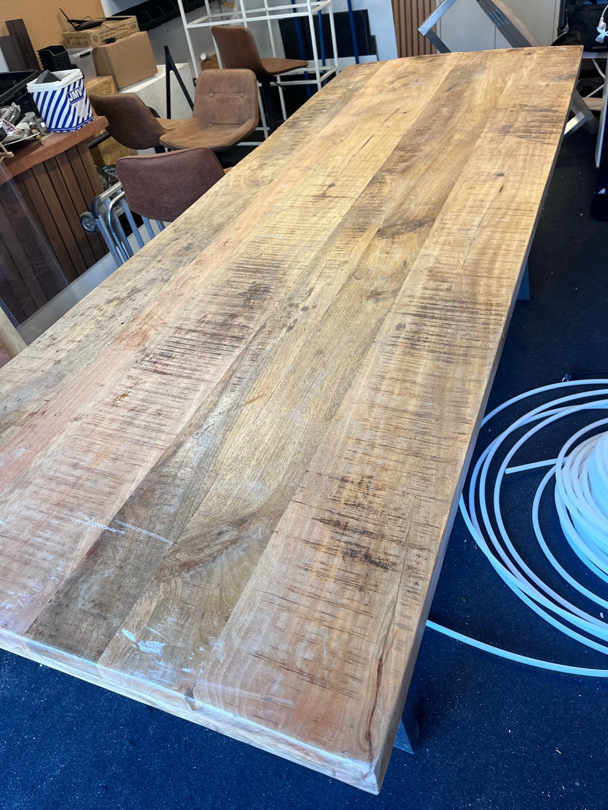 Robuuste houten hoge  stamtafel met metalen poten, Huis en Inrichting, Ophalen, Gebruikt, 200 cm of meer, 50 tot 100 cm
