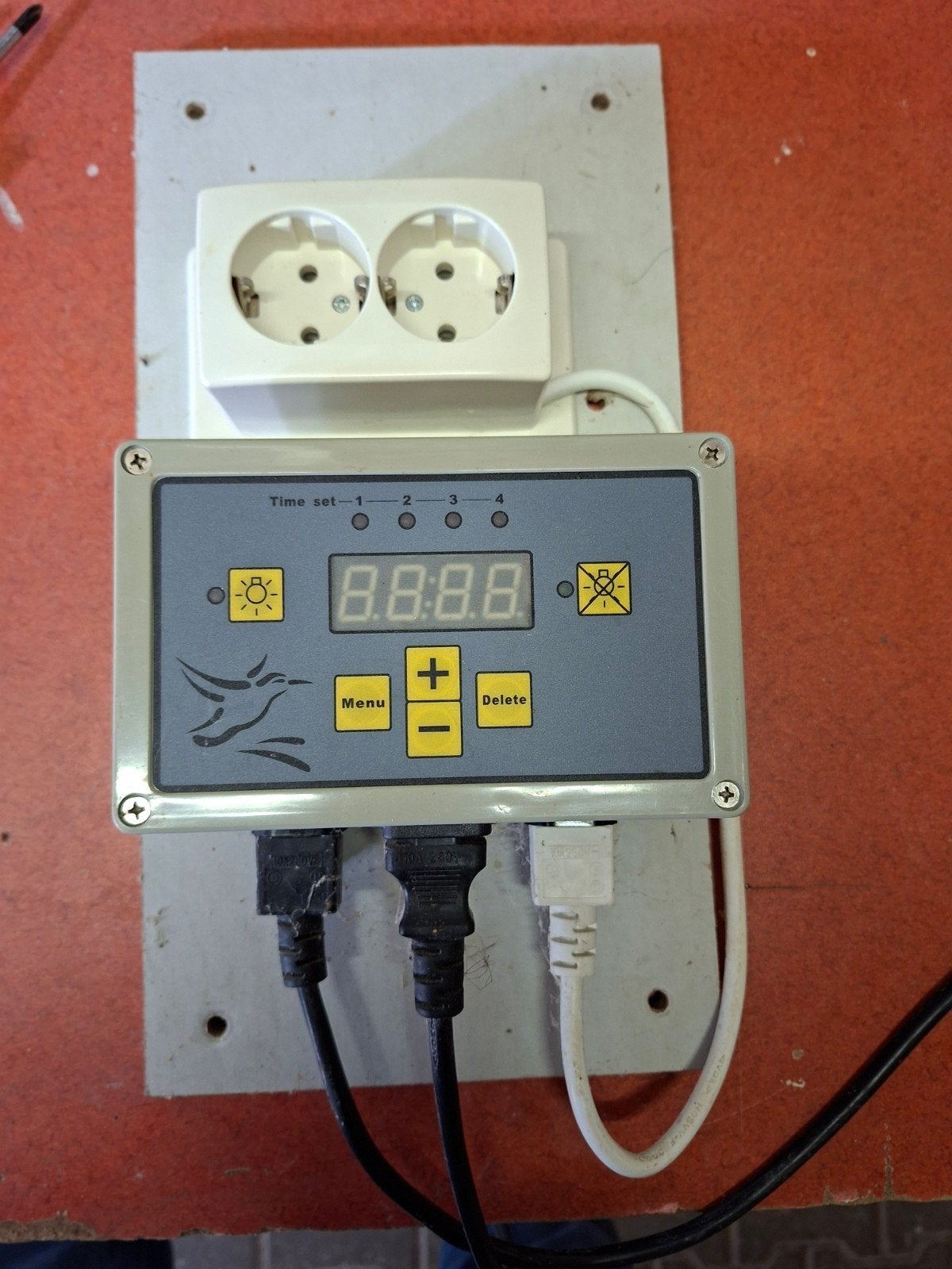 Lichtcomputer voor binnenhok volière
