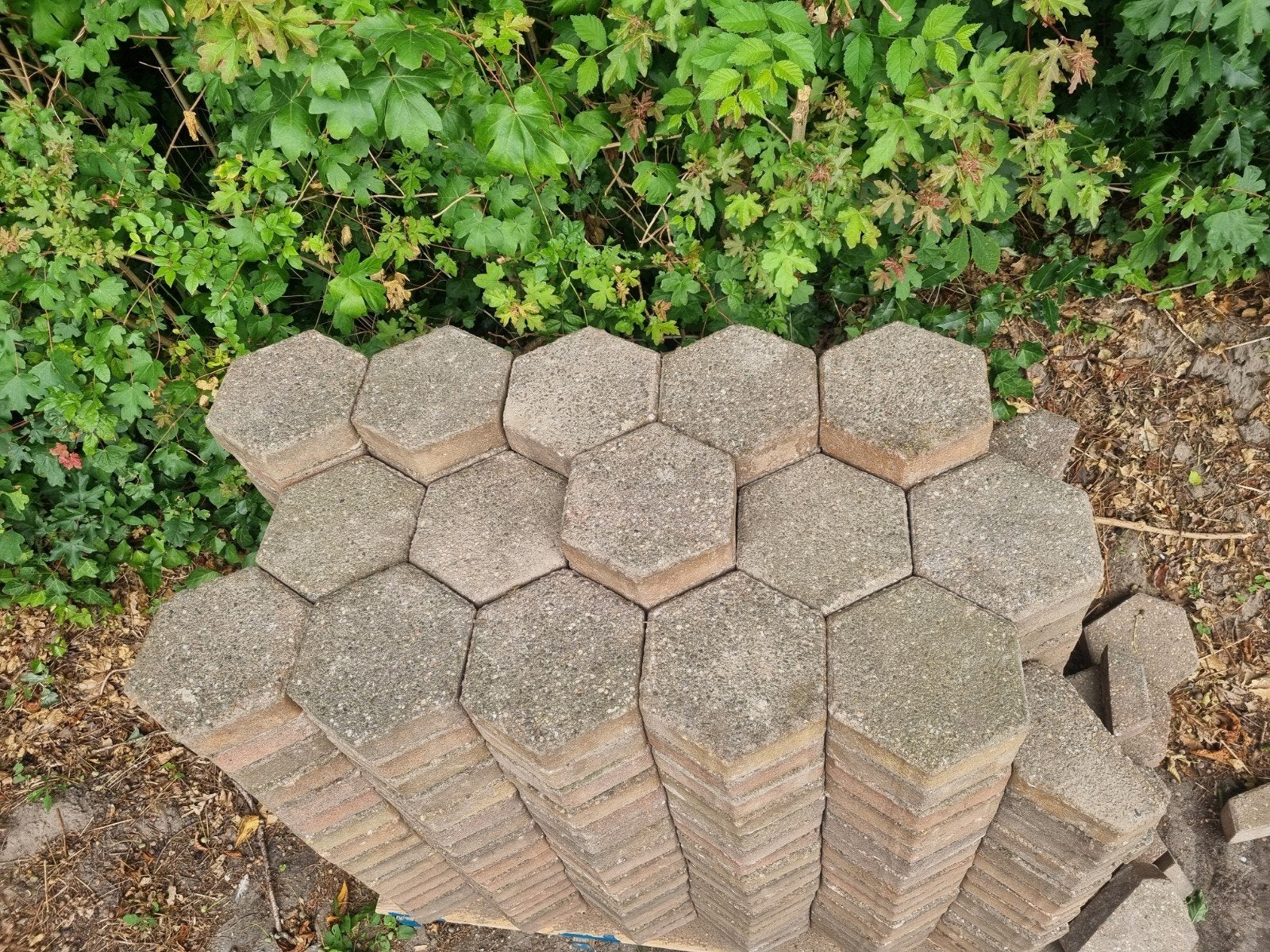 gratis hexagon stenen met 2 verschillende halfjes, Ophalen, Gebruikt, Beton, Klinkers