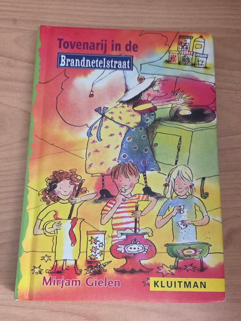 M. Gielen - Tovenarij in de Brandnetelstraat, gelezen, Boeken, Ophalen of Verzenden, Gelezen, Fictie algemeen