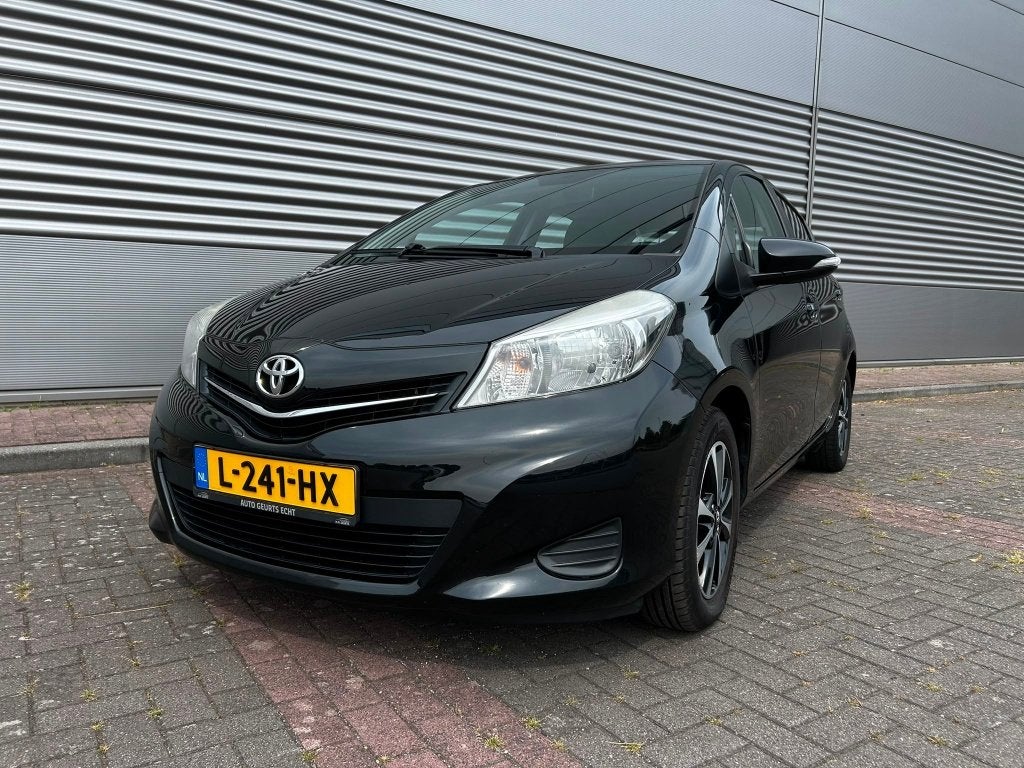 Toyota Yaris 1.3 Vvt-i 5-DRS CVT 2012 Zwart, Auto's, Stof, 40 €/maand, Zwart, 4 cilinders
